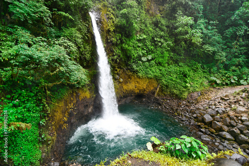 Wodospad w dżungli - Kostaryka