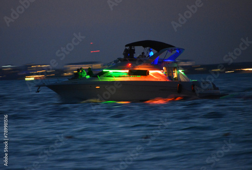 Kolorowy jacht oświetlony lampkami led, wieczorem na morzu karaibskim