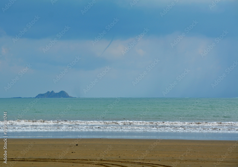 Trąba powietrzna na morzu - uchwycona podczas spaceru po plaży Manuel Antonio w Kostaryce - obrazy, fototapety, plakaty 