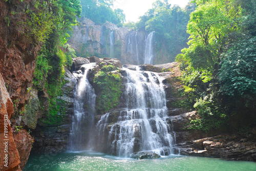 Fototapeta Naklejka Na Ścianę i Meble -  Wodospad w sercu lasu deszczowego w Kostaryce