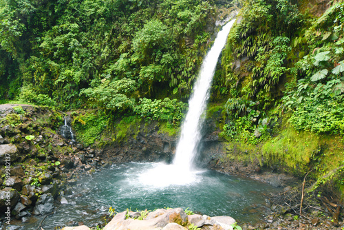 Fototapeta Naklejka Na Ścianę i Meble -  Malownicza sceneria - wodospad w dżungli w Kostaryce