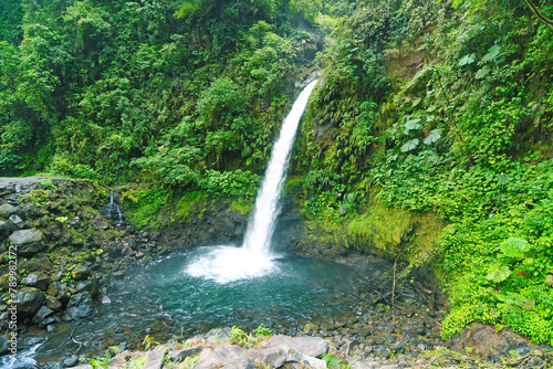 Fototapeta Naklejka Na Ścianę i Meble -  Wodospad w Kostaryce - malownicza okolica lasów deszczowych i piękne wodospady z krystalicznie czystą wodą
