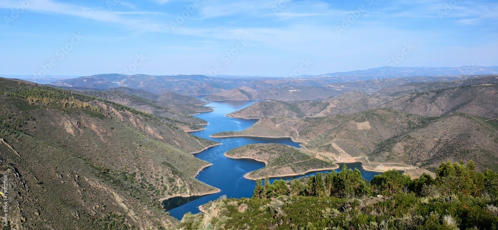 Φωτογραφία Medal Snake Viewpoint sunny landscape formed with trees, hills, lake Bragança Po