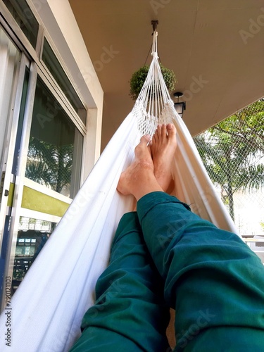 Descanso em rede na varanda - Resting in a hammock on the balcony photo