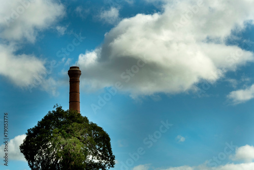Nuage en forme de fumée sur une vieille cheminée d'usine