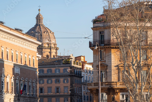 Eglise et immeubles à Rome photo