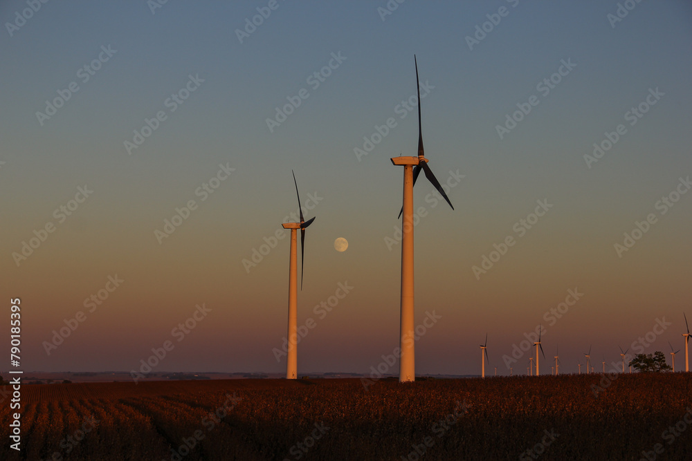 Obraz premium wind turbines with moon