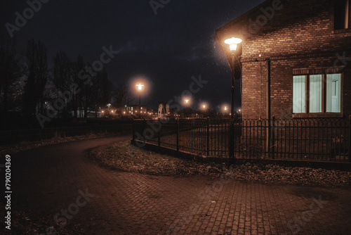 ciemny zaułek miasta lub parku w nocy