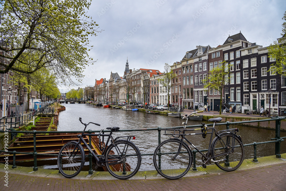 Fototapeta premium Stadtbild von Amsterdam mit Gracht und Fahrrädern