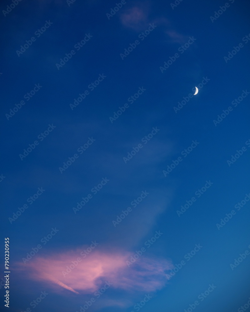夕焼け雲と月と青い空 夕焼け雲と月と青い空