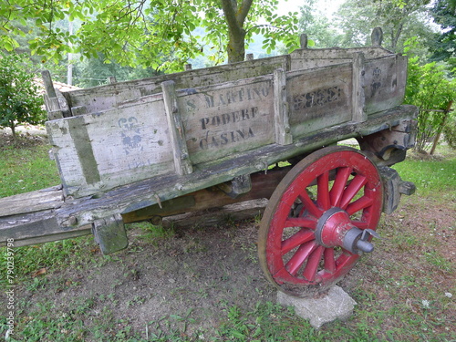 Carretto antico di legno con ruote rosse