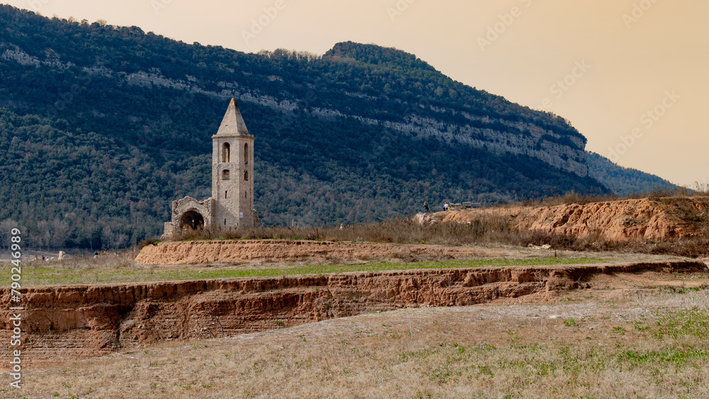 Pantano seco,, Pantà de San , indicador de la sequía en Cataluña 2024. Queda al descubierto la iglesia de Sant Romanos de Sau, Cataluña, España