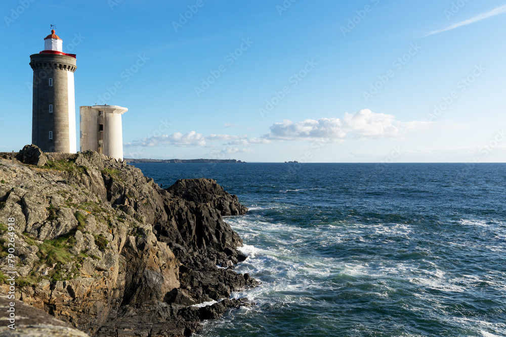 L'îlot rocheux abritant le phare du Petit Minou résiste avec prestance aux éléments marins, dévoilant la majesté de la Mer d'Iroise, en Finistère.