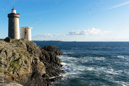 L'îlot rocheux abritant le phare du Petit Minou résiste avec prestance aux éléments marins, dévoilant la majesté de la Mer d'Iroise, en Finistère.