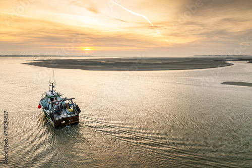 Départ des pêcheurs du Hourdel au soleil levant en Baie de Somme(Hauts-de-France, Picardie, Somme)