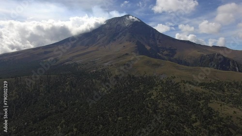Volcán Popocatéptl hacia el albergue de Tlamacas en el Pasó de Cortes. Estado de México, México. 