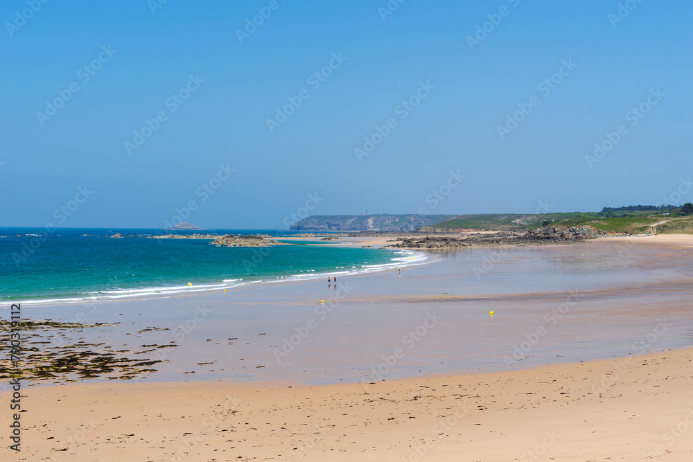 Plage de sable fin, vue sublime sur le Cap Fréhel et son phare, dans les Côtes d'Armor en Bretagne