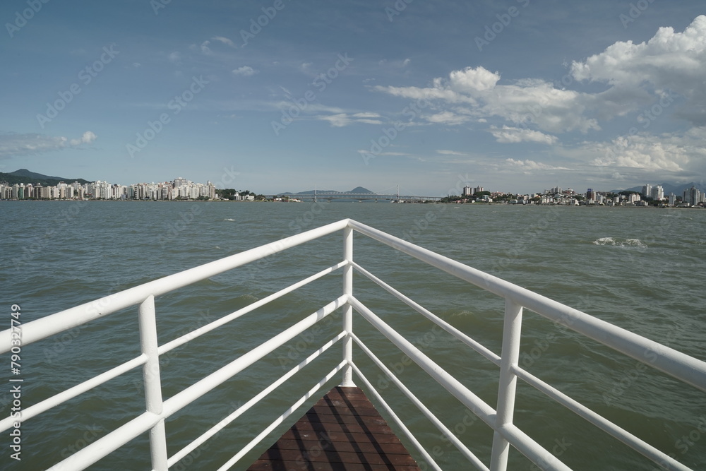 Fototapeta premium Ponte Hercilio Luz e Passeio de Barco