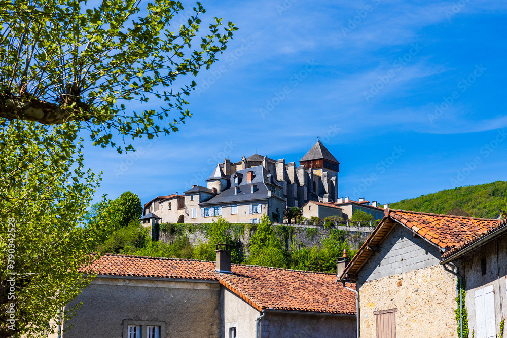 Cathédrale Sainte-Marie de Saint-Bertrand-de-Comminges dominant la ville basse