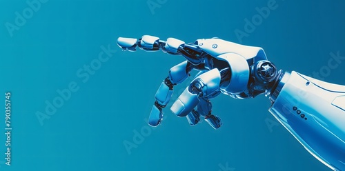 Foto einer Roboterhand, die auf einen leeren Raum zeigt, blauer Hintergrund. Webbanner mit Copyspace, Konzept Digitalisierung, Robotik