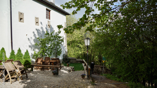 Blick auf den geschlossenen Biergarten bei Sonnenschein am Trompeterschlösschen in Salzburg auf dem Kapuzinerberg