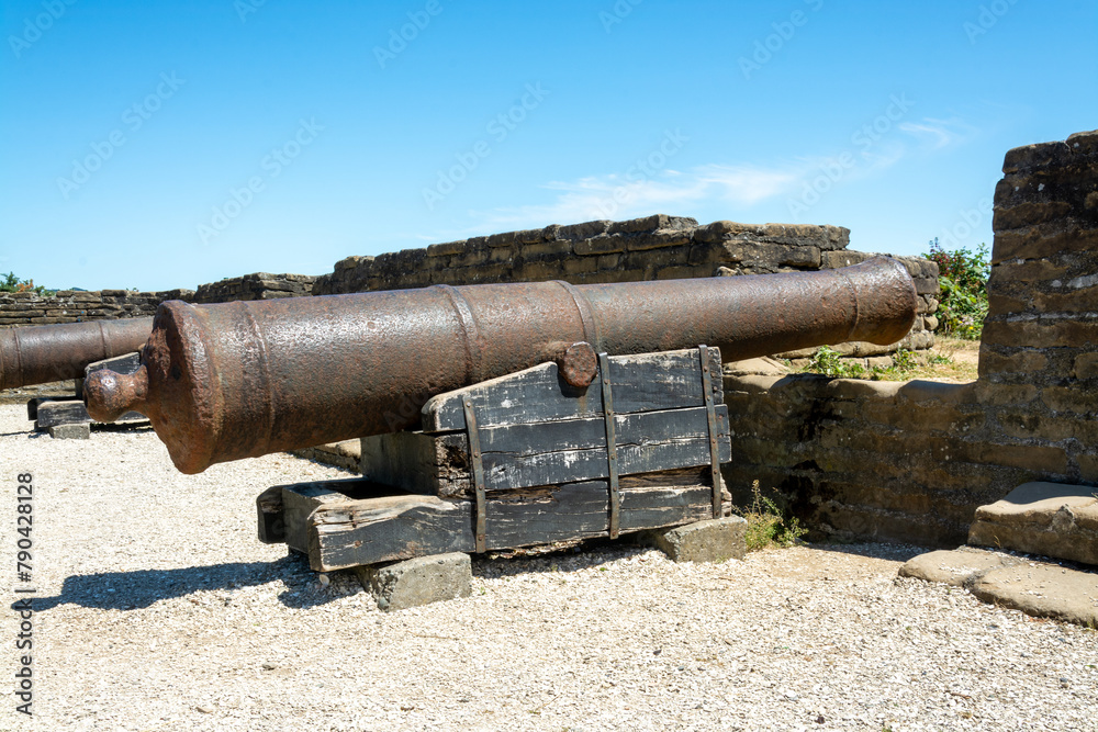 Cañones en la fortificación Fuerte San Antonio en Ancud, Isla de Chiloé, Chile