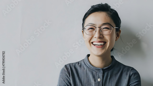 メガネをかけて笑う女性