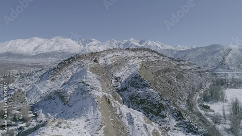 Vuelo de drone montañas nevadas y rio congelado