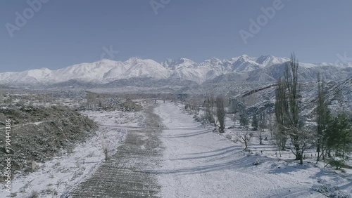 Vista de río congelado con montañas nevadas desde el aire