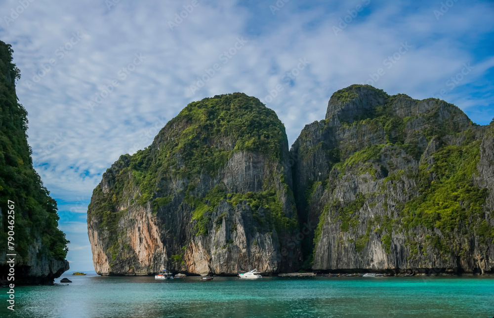 Obraz premium Maya bay with turqoise water in Phi phi islands Krabi Thailand