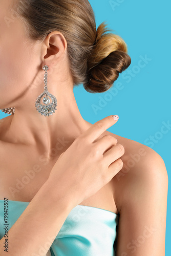 Beautiful young woman in dr...