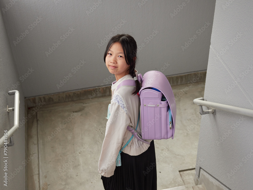 集合住宅の家から登校する小学生の女の子の様子 Stock Photo | Adobe Stock