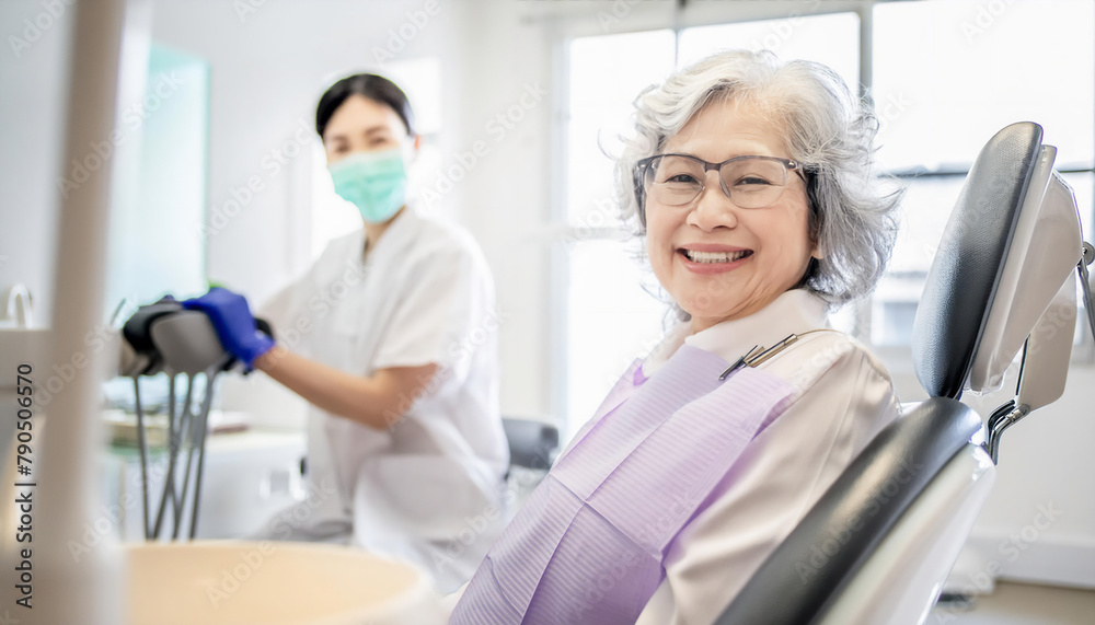 Obraz premium 歯科医院 笑顔の年配女性
