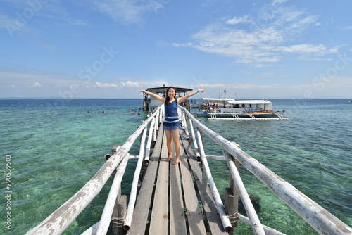 アイランドホッピングを楽しむ日本人の女の子（フィリピン、ナルスアン島、セブ）