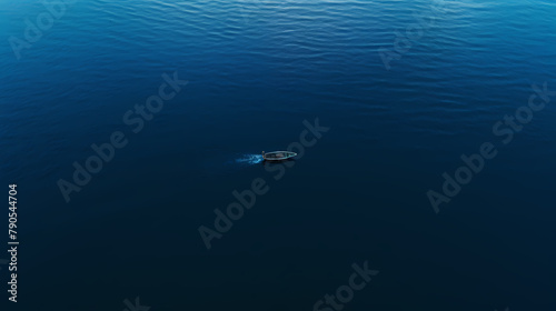 A small boat in the middle of the sea © Derby