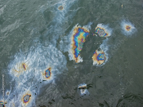 Ölverschmutzung auf Wasseroberfläche