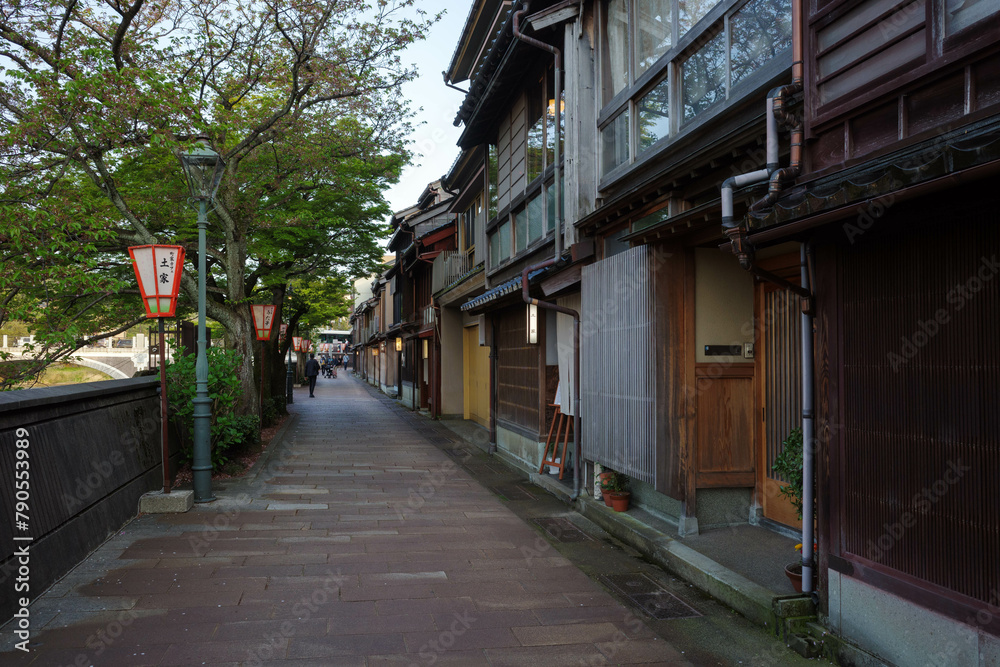 日本の昔ながらの伝統的な木造建築が残る石川県金沢市の街並み。