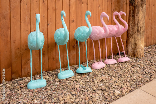 przed sezonem,  pastelowe, plastikowe flamingi przy pensjonacie © rpetryk