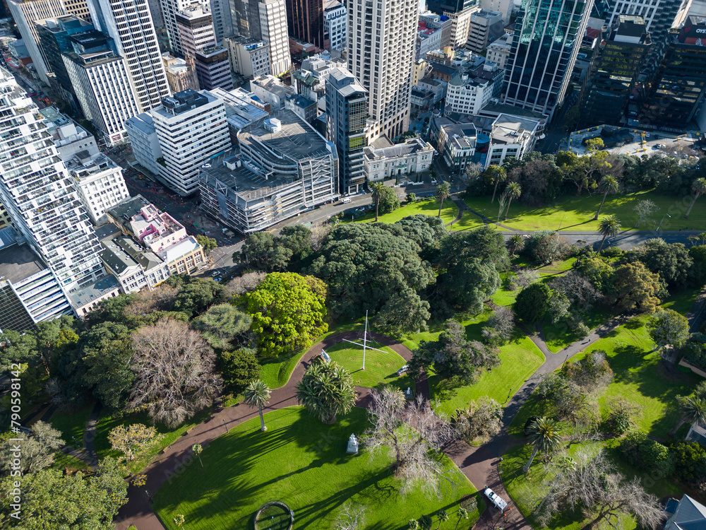 Naklejka premium Auckland, New Zealand: Aerial view of Auckland downtown district skyline and the Albert park in New Zealand largest city