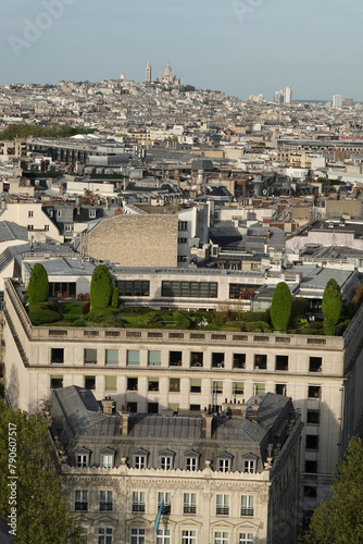 Angle avenue de Friedland et avenue Hoche et vue sur sacré-cœur photo