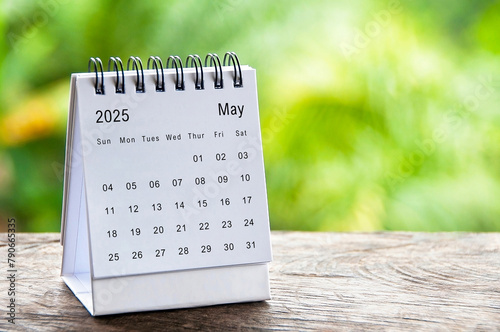Foto May 2024 white table calendar with customizable space for text
