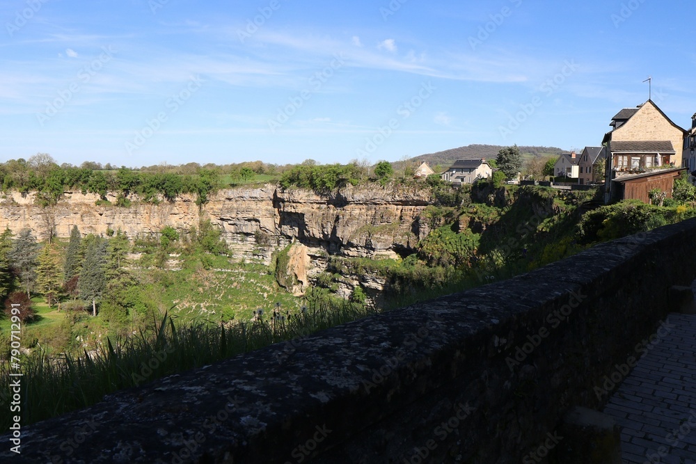Fototapeta premium Le canyon de Bozouls, couramment appelé le trou de Bozouls, village de Bozouls, département de l'Aveyron, France