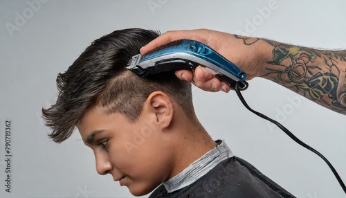 peluquero rapando el pelo a un chico