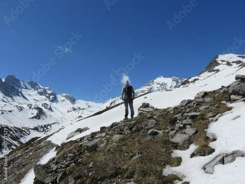 Randonneur contemplatif dans le parc de la Vanoise des Alpes françaises enneigées