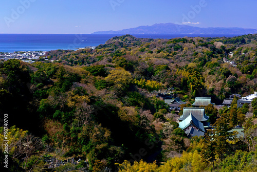 鎌倉の展望台から望む寺と相模湾