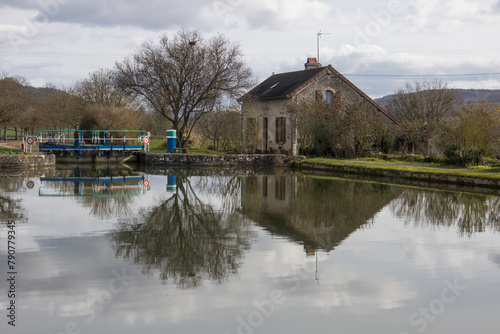 maison au bord d'une écluse le long du canal de Bourgogne