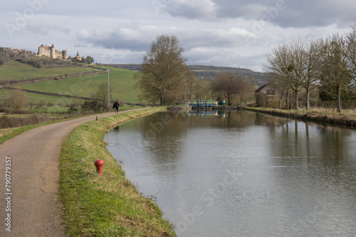 paysage le long du canal de Bourgogne avec vue sur le village perché de Châteauneuf dans le département de la Côte-d'Or, dans la région Bourgogne-Franche-Comté
