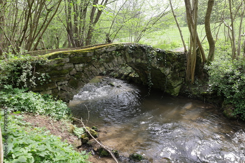 Steinbrücke über den Kreuzbach im Heckengäu 