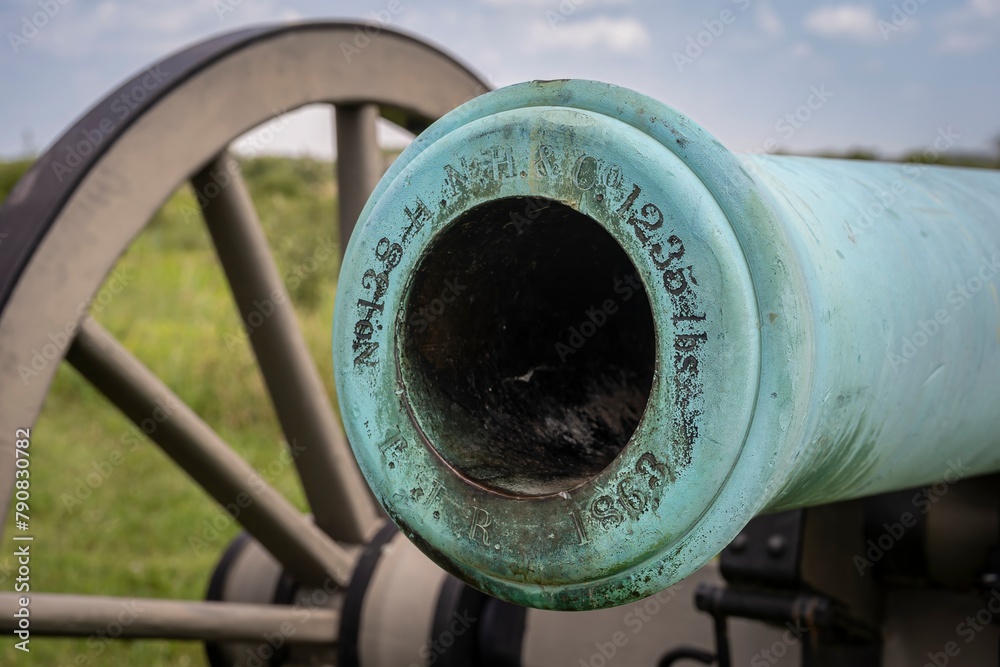 Φωτογραφία Looking down the barrel of an ancient cannon at Gettysburg National Military Park in Gettysburg, Pennsylvania, USA