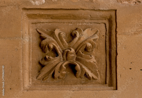 Símbolo floral ornamentando la fachada